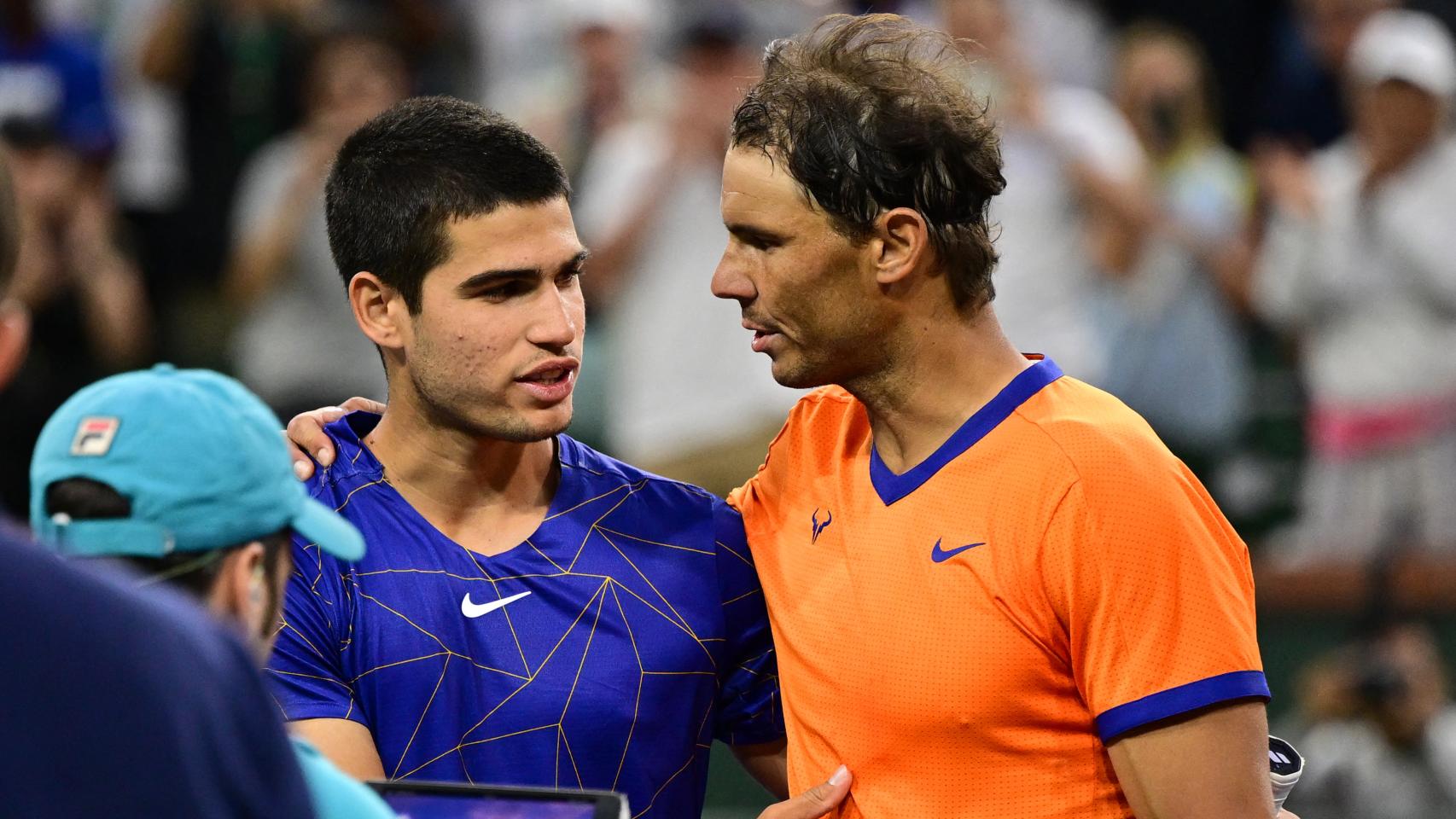 Abrazo entre Carlos Alcaraz y Rafa Nadal