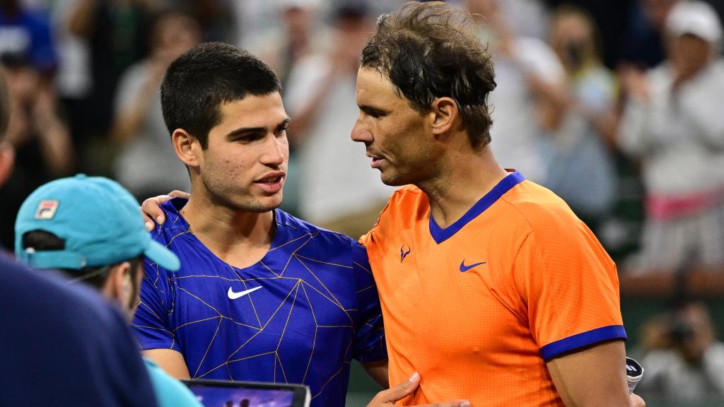 Abrazo entre Rafa Nadal y Carlos Alcaraz