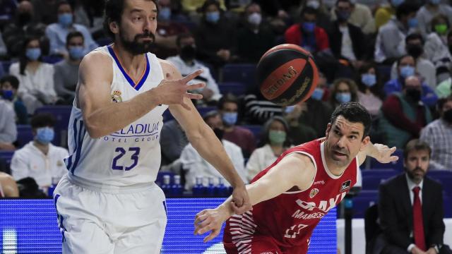 Sergio Llull, en acción con Rafa Martínez Aguilera en el Real Madrid - Baxi Manresa