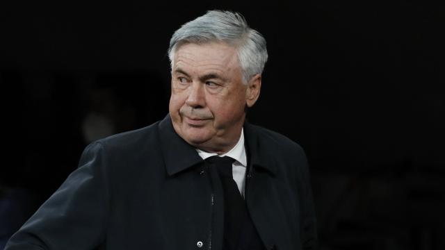 Carlo Ancelotti, de pie frente al banquillo del Real Madrid