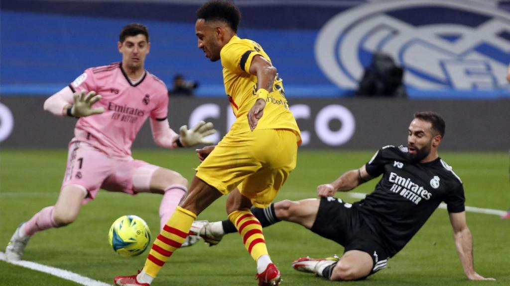Pierre-Emerick Aubameyang dispara dentro del área del Real Madrid