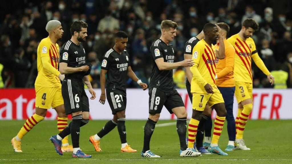 Los jugadores del Real Madrid y FC Barcelona se dirigen a vestuarios tras acabar la primera parte de El Clásico