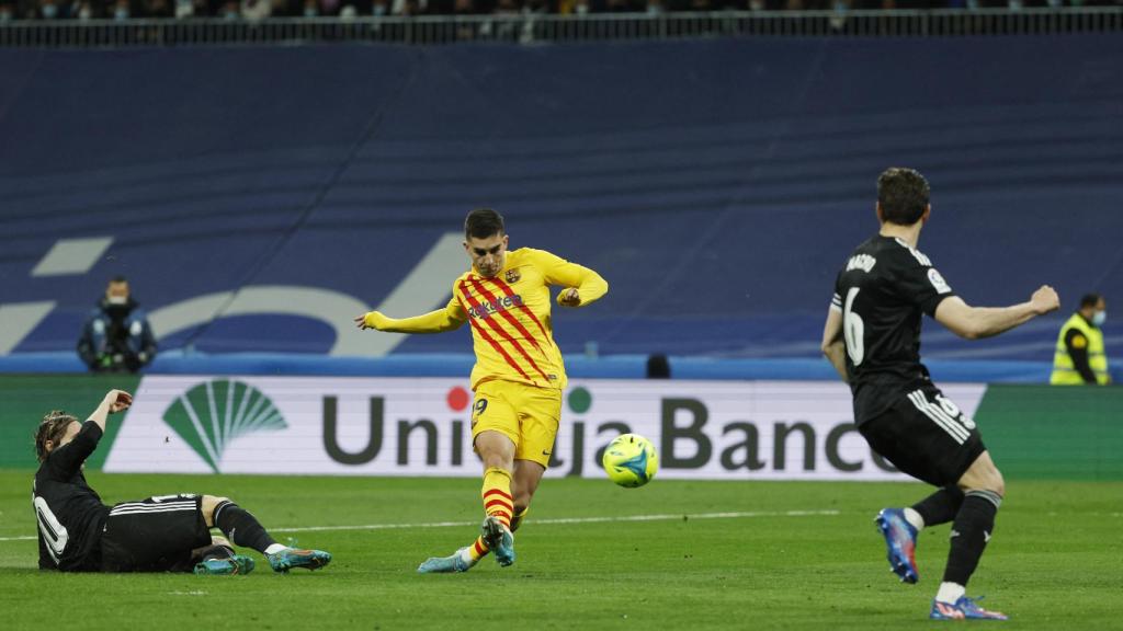 Ferran Torres remata un balón dentro del área del Real Madrid y marca gol