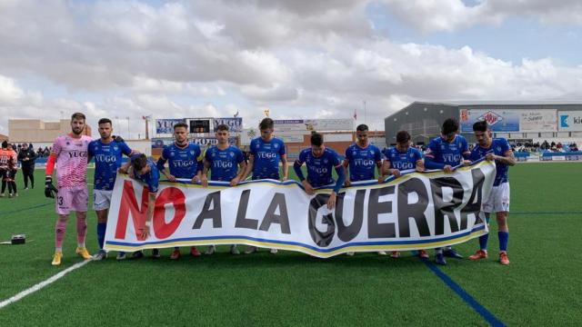 Once inicial del Socuéllamos con una pancarta de 'No a la guerra'.