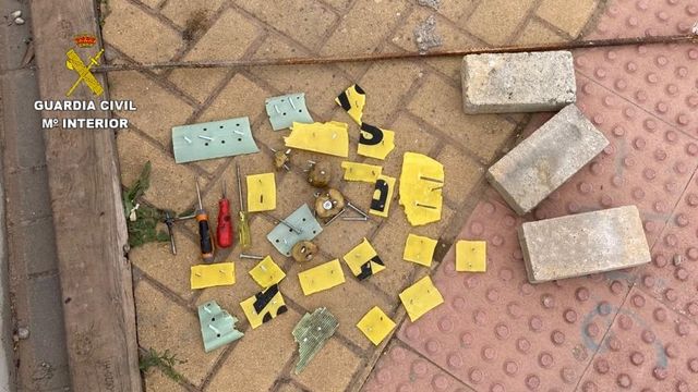 Clavos, punzones y  adoquines