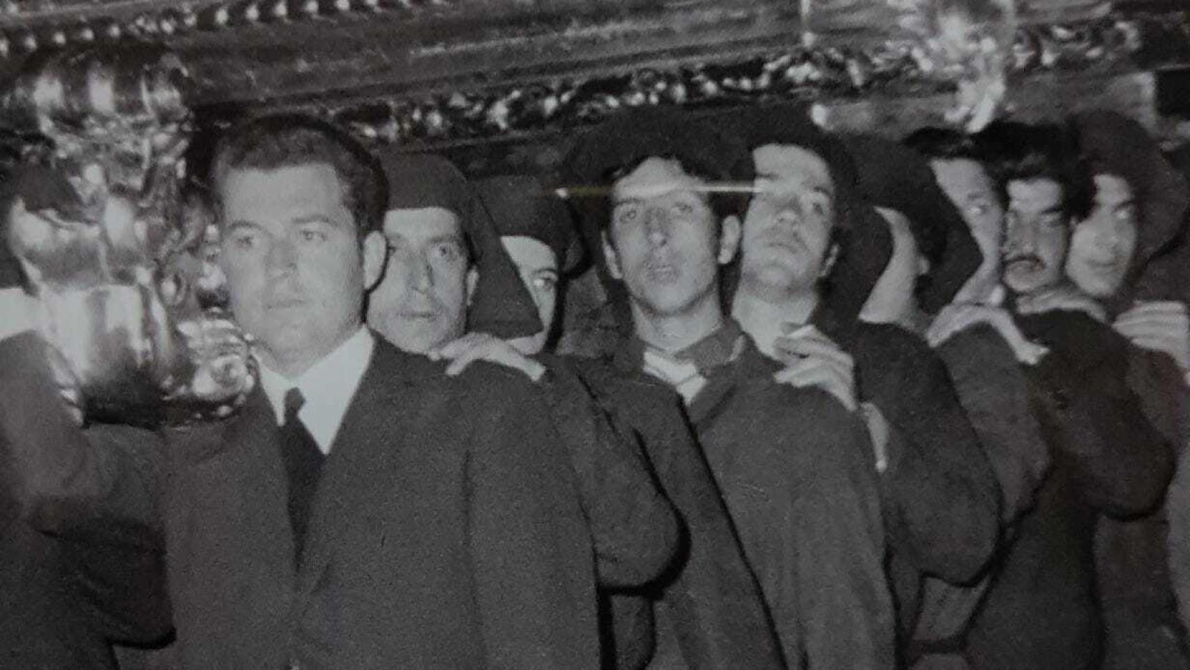 Fotografía antigua de los hombres de trono de la Piedad.