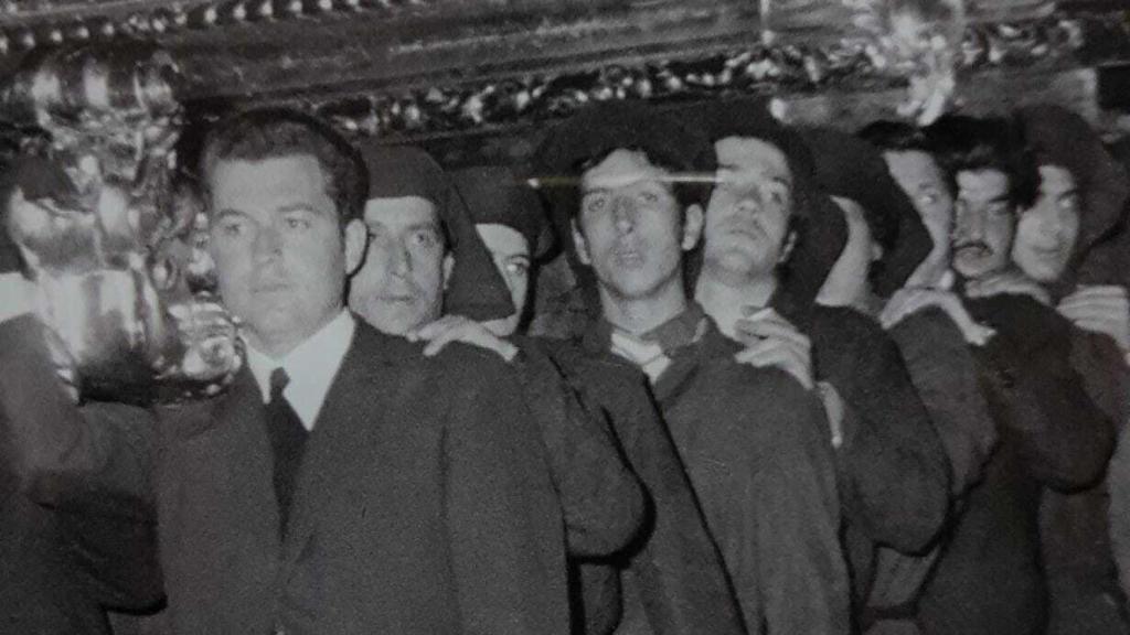 Fotografía antigua de los hombres de trono de la Piedad.