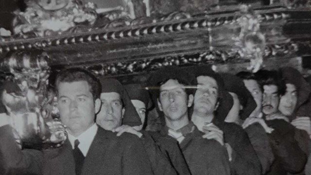 Fotografía antigua de los hombres de trono de la Piedad con hermanos y pagados.