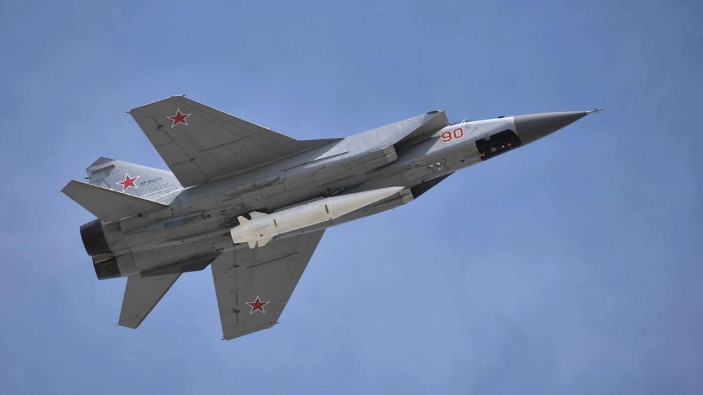 Misil Kinzhal acoplado a un MiG-31