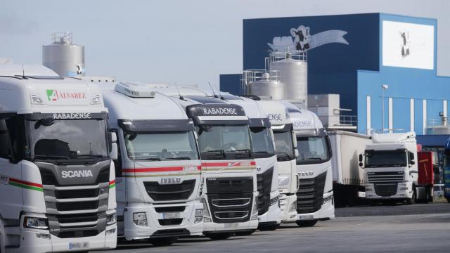 Varios camiones parados en la dársena de Transportes Rabadenses en Lugo.