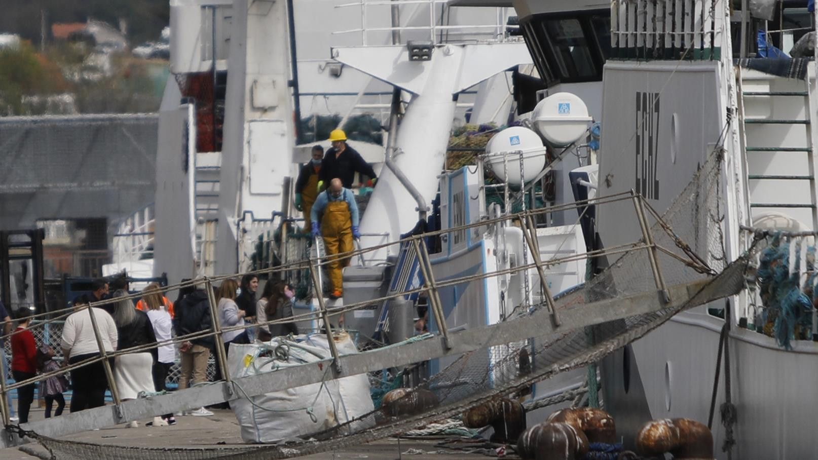 El barco ‘Playa Menduiña 2’ atraca en el puerto de Cangas, a 20 de marzo de 2021.