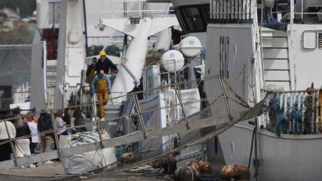 El barco ‘Playa Menduiña 2’ atraca en el puerto de Cangas, a 20 de marzo de 2021.