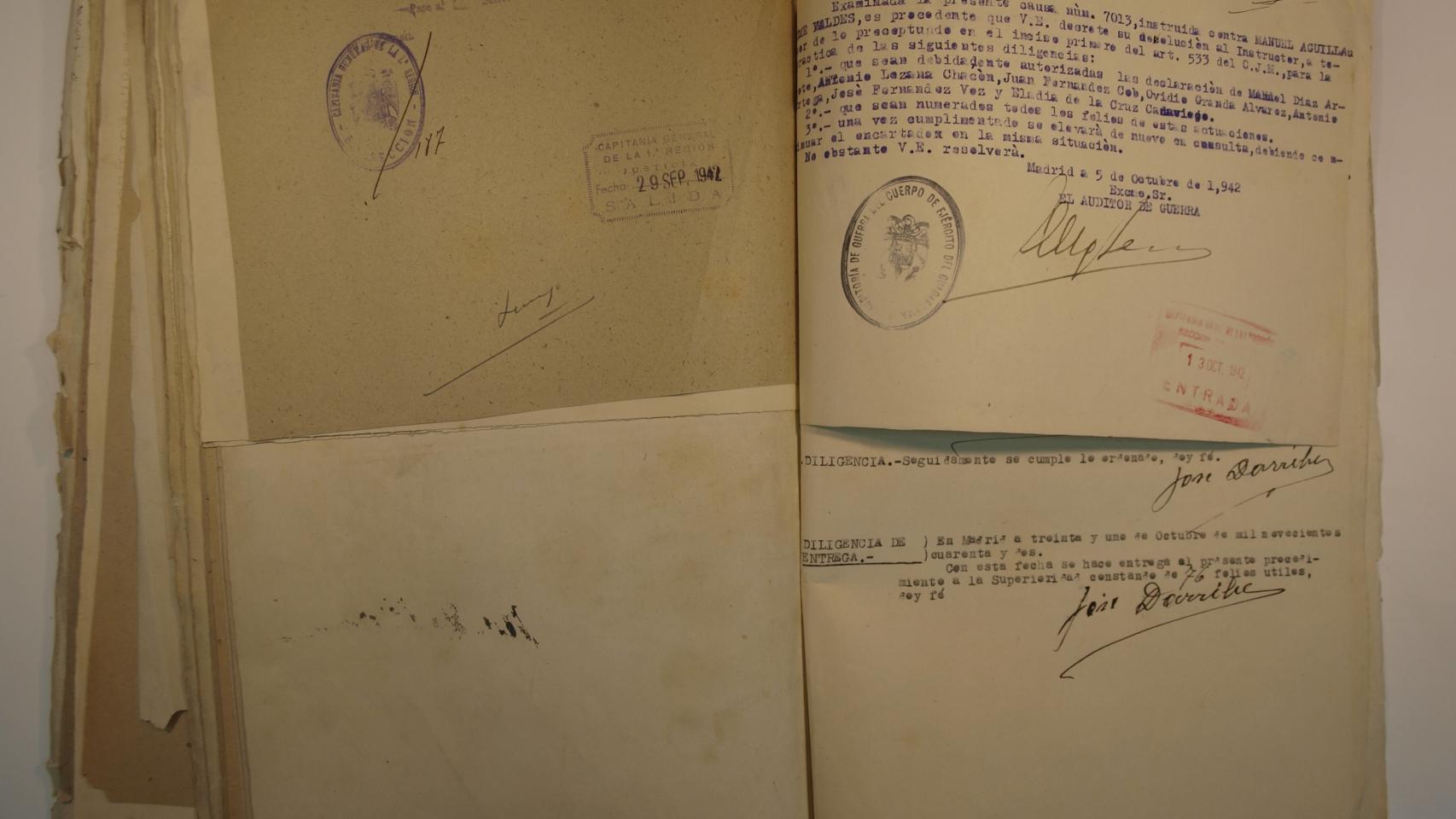 Folio del sumario del dirigente socialista de Toledo, y jefe provincial de Correos, condenado a la pena de muerte y fusilado el 9 de mayo de 1942. Las fotos del Patio 42 son de Isabelo Herreros