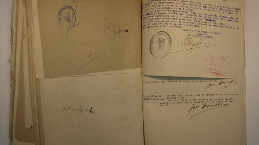 Folio del sumario del dirigente socialista de Toledo, y jefe provincial de Correos, condenado a la pena de muerte y fusilado el 9 de mayo de 1942. Las fotos del Patio 42 son de Isabelo Herreros
