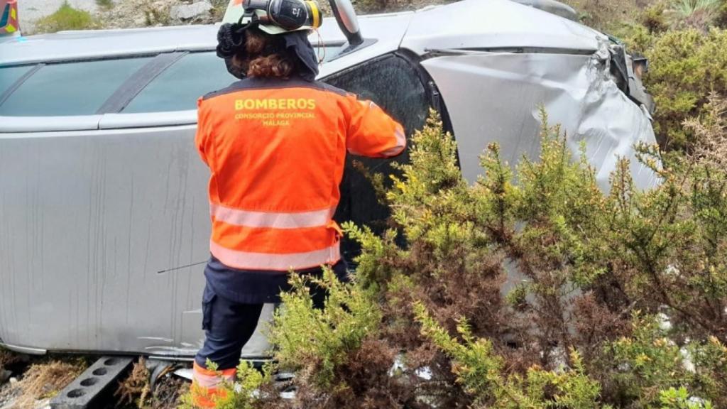 Una imagen de un bombero trabajando en la estabilización del vehículo.
