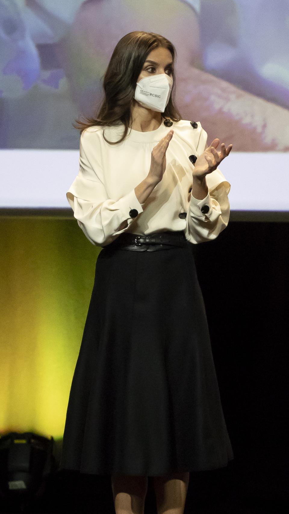 Letizia ha optado por el binomio de moda: blusa blanca (o cruda) y una falda de vuelo de color negro.