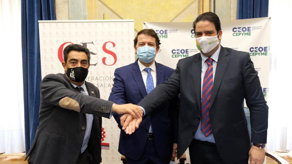 José Vicente Martín Galeano (CES), el presidente de la Junta en funciones, Alfonso Fernández Mañueco, y Diego García Hernández (CEOE Cepyme)