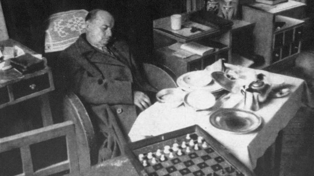 Alekhine muerto en el hotel de Estoril que ocupaba en marzo de 1946.