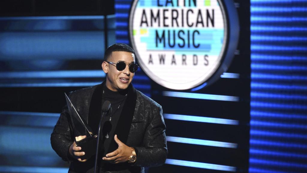 El cantante recogiendo un premio por su trayectoria musical.