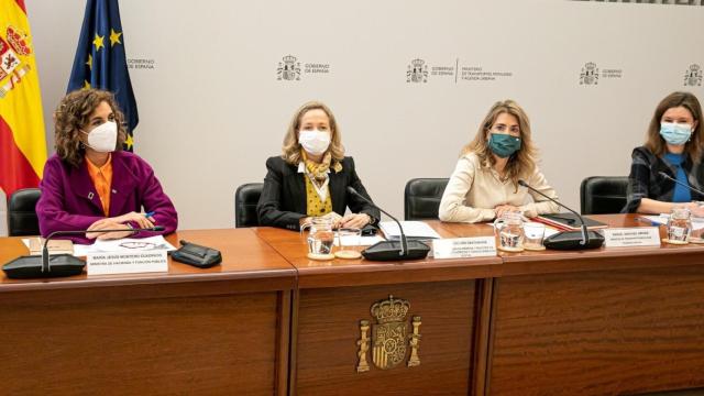 La vicepresidenta primera del Gobierno y ministra de Asuntos Ecónomicos, Nadia Calviño, y las ministras de Transportes y de Hacienda, Raquel Sánchez y María Jesús Montero, en una reunión con el Comité Nacional de Transporte por Carretera (CNTC).
