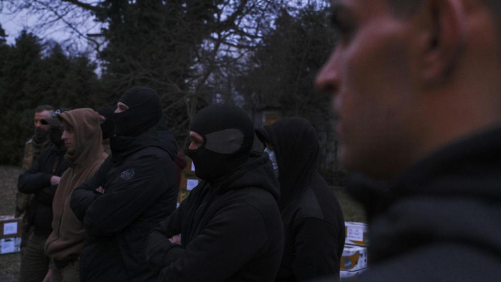 Voluntarios a las afueras de la Casa de Bielorrusia, en Varsovia.