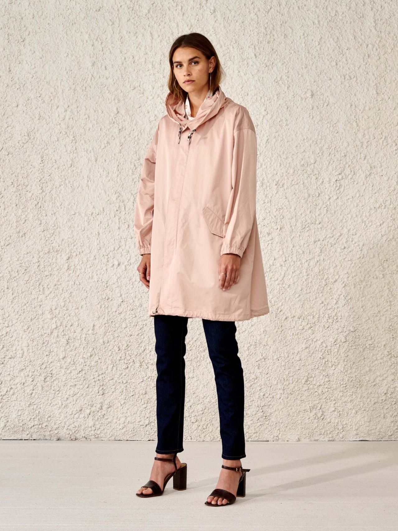 Parka rosa clara, disponible en la página web de Scalpers.