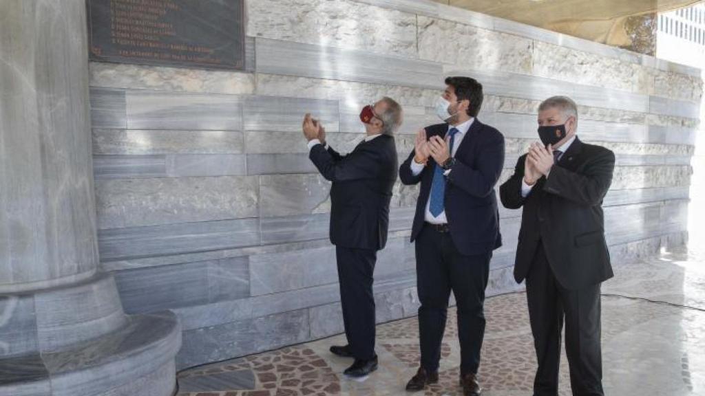 El presidente de Murcia, el popular Fernando López Miras, y el delegado del Gobierno, el socialista José Vélez,  en la Asamblea Regional.