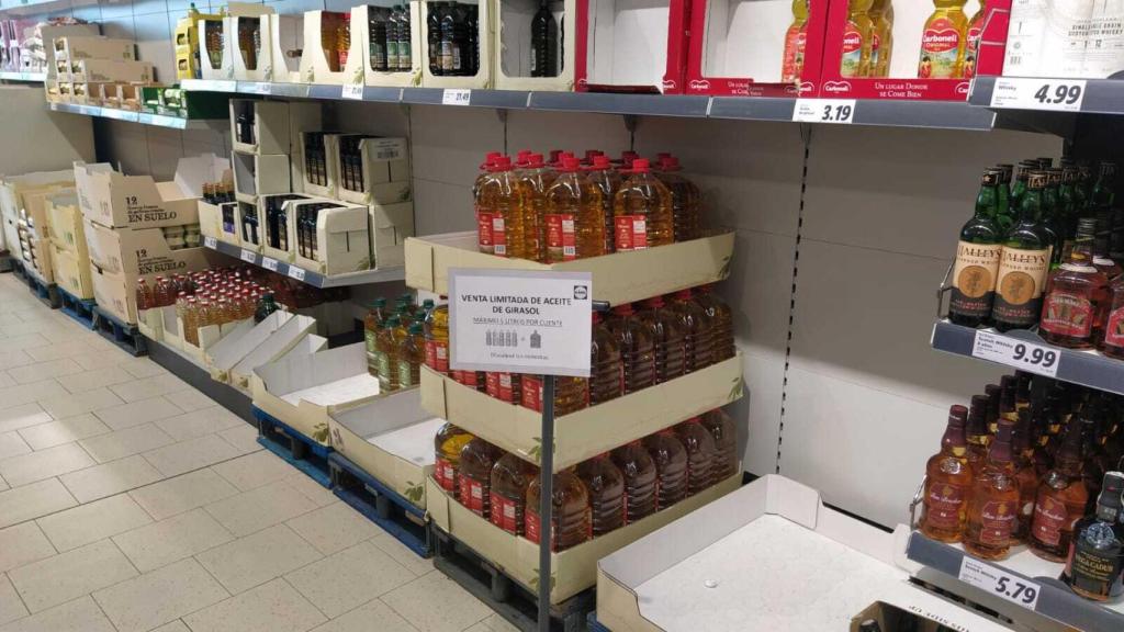 Un Lidl sin aceite de girasol. Previamente, había limitado su venta.
