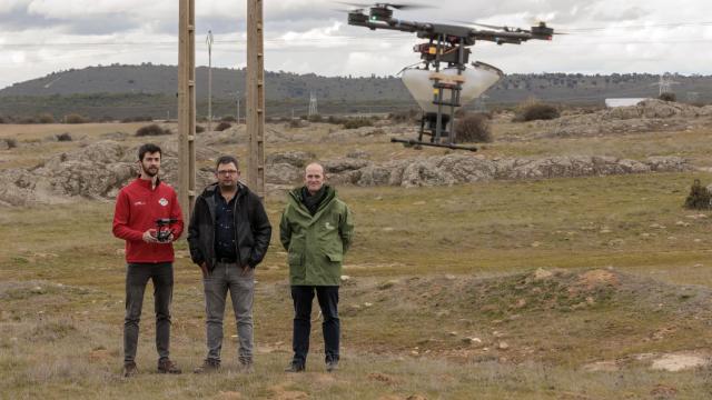 Miguel Calvo (i), delegado territorial de Iberdrola, en la presentación del dron hoy en Zamora