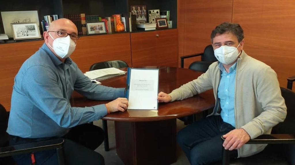 Jesús Villar, a la derecha, subió en febrero de este año una foto a sus redes sociales con Manuel Martínez.