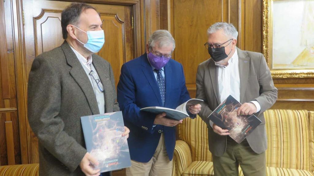 El presidente de la Asamblea Regional, Alberto Castillo (c), este lunes, recibiendo el barómetro de invierno que elabora el Cemop.