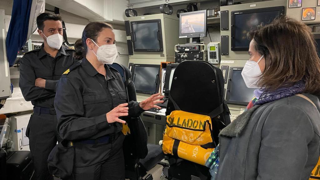 La ministra de Defensa, visitando una de las embarcaciones de la agrupación.