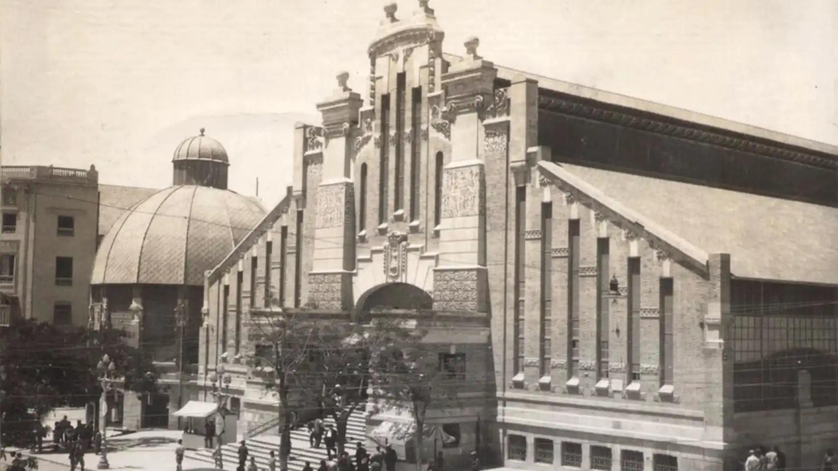El Mercado Central de Alicante en 1931, siete años antes de que la aviación italiana lo bombardease un 25 de mayo.