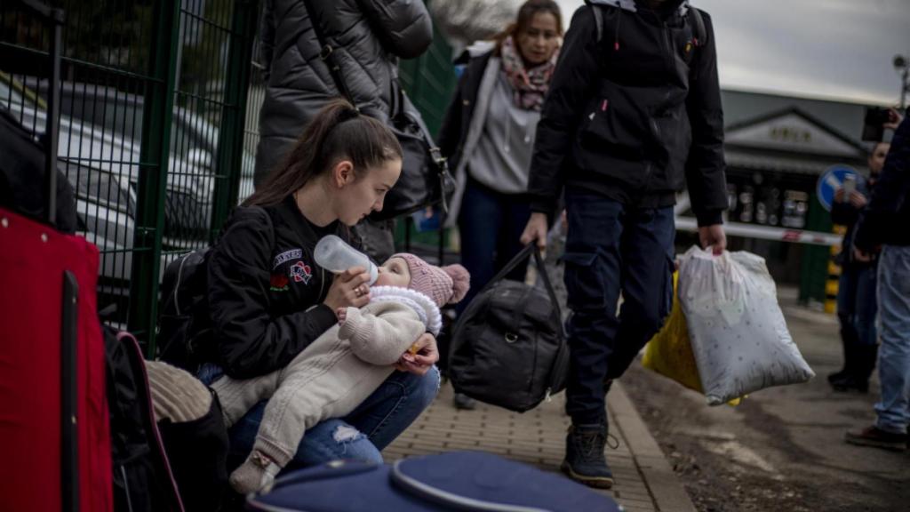 Una mujer ucraniana alimenta a su hijo.
