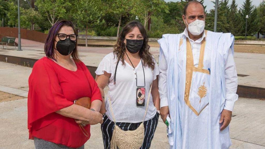 El delegado del Frente Polisario en la Castilla y León, Mohamed Labat, junto a dos representantes sindicalistas
