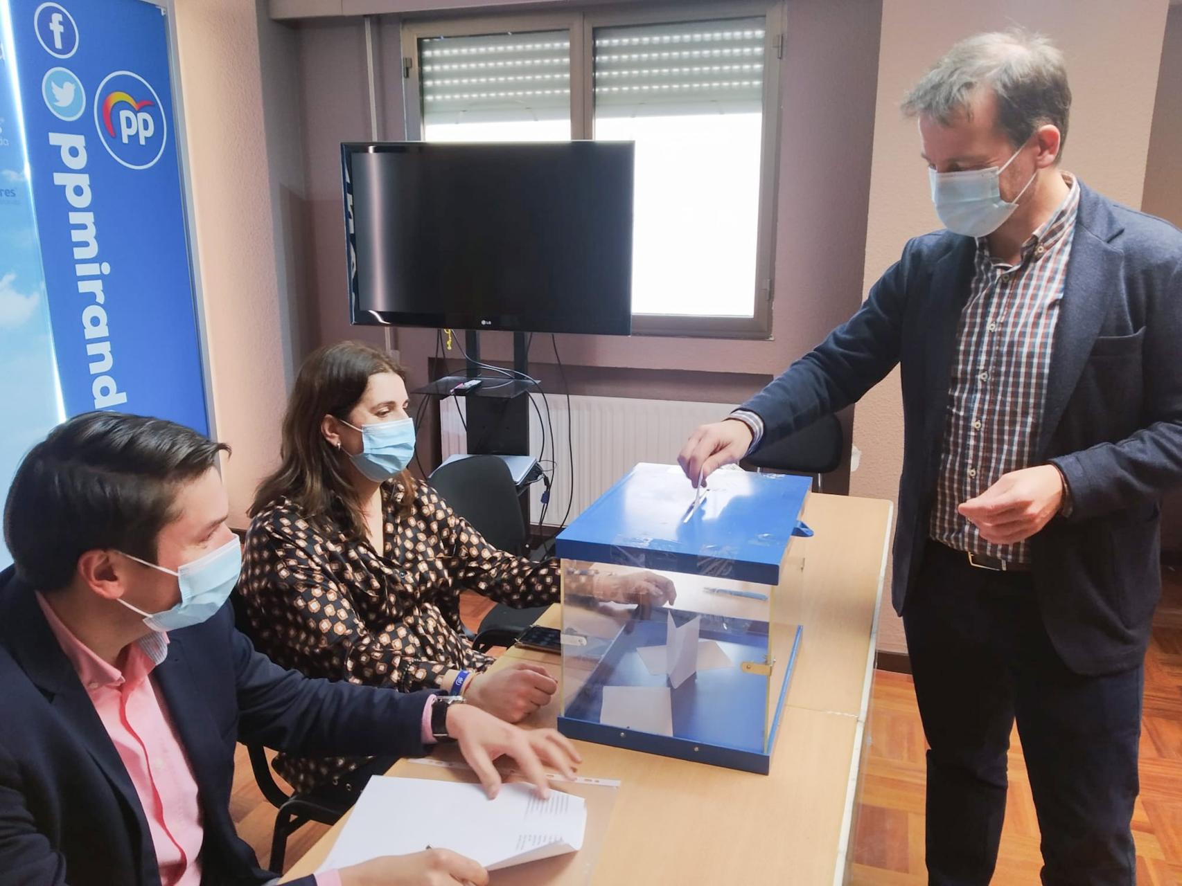 Borja Súarez en el momento de la votación