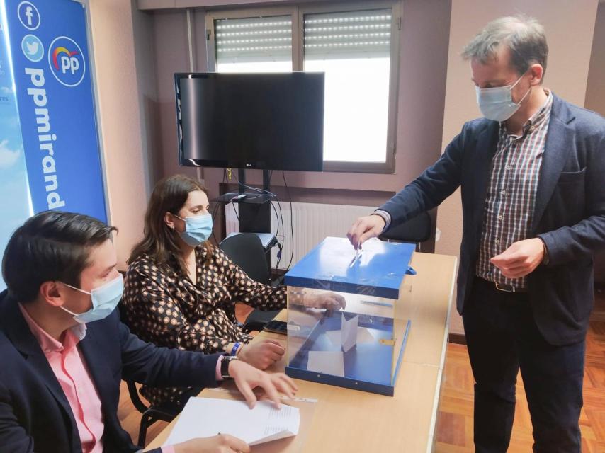 Borja Súarez en el momento de la votación