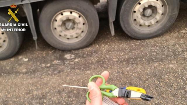 Imagen de las ruedas y los utensilios utilizados facilitada por la Guardia Civil de León