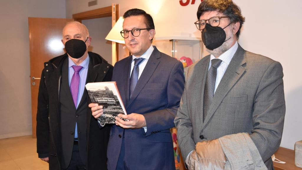 Javier Burrieza, en el centro, durante la presentación del libro