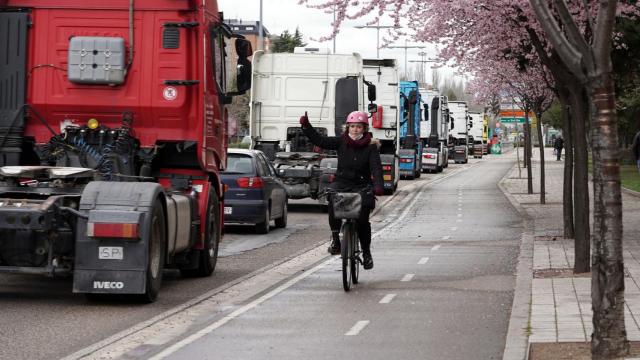 Una caravana de protesta de los transportistas complica el tráfico en Valladolid. Fotografía: ICAL