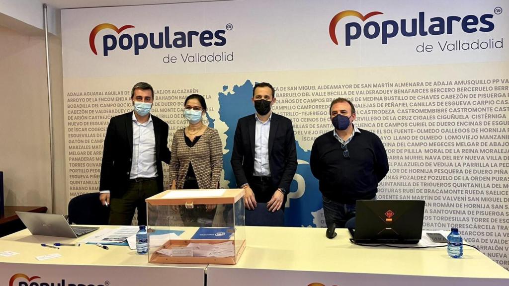 El presidente del PP de Valladolid, Conrado Íscar, vota por Feijóo