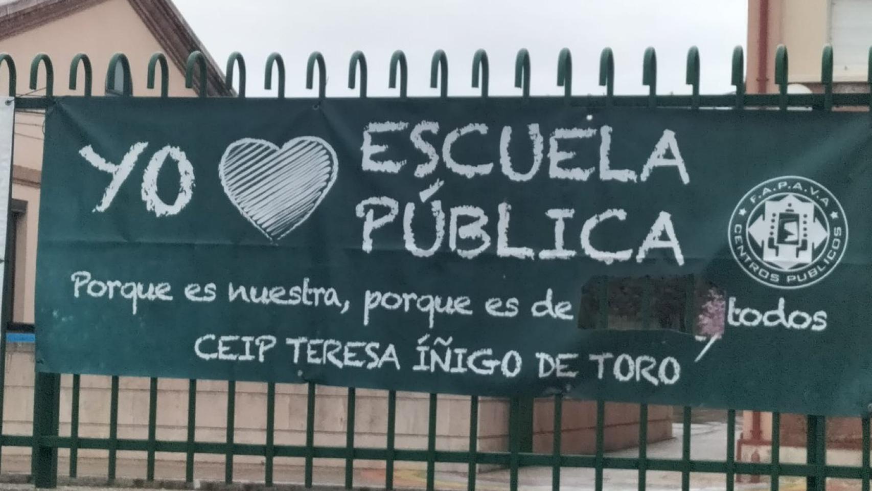 Pancarta dañada en el CEIP Iñigo de Toro