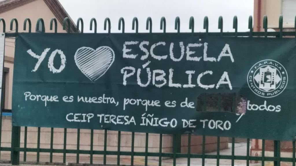 Pancarta dañada en el CEIP Iñigo de Toro