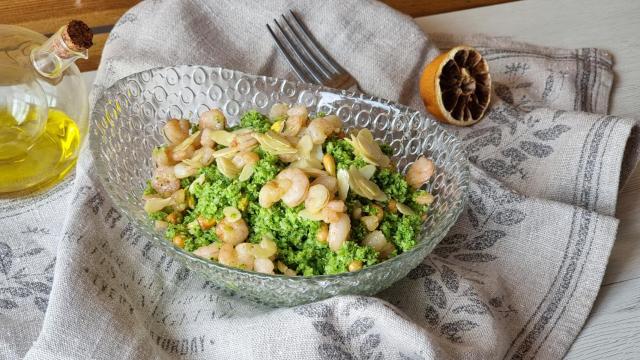 Cuscús de brócoli con gambas y frutos secos, una receta muy nutritiva