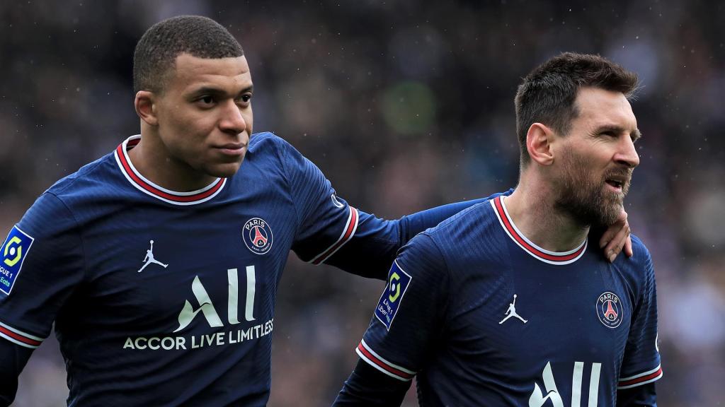 Mbappé y Messi, en un partido del PSG de la temporada 2021/2022