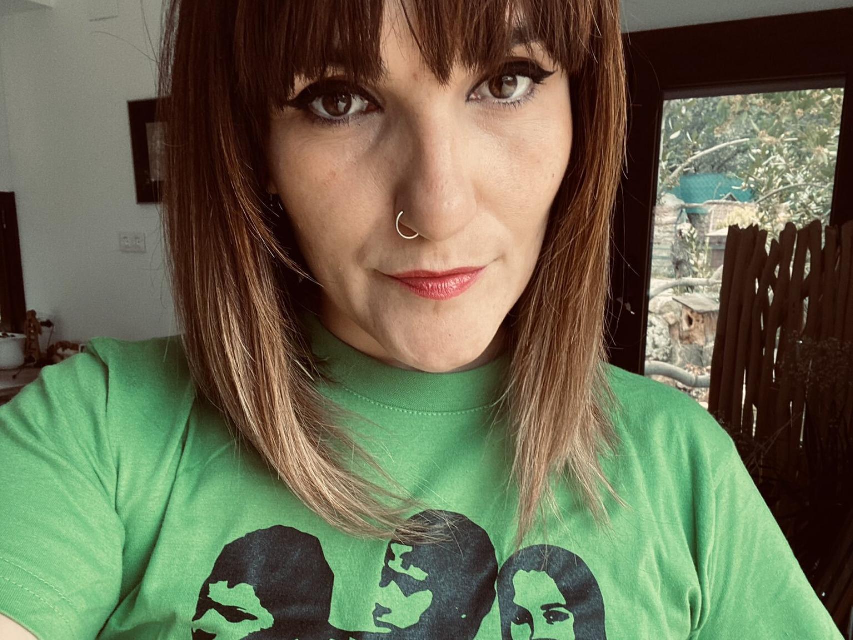Rozalén posa con una camiseta que defiende la libertad del pueblo saharaui.