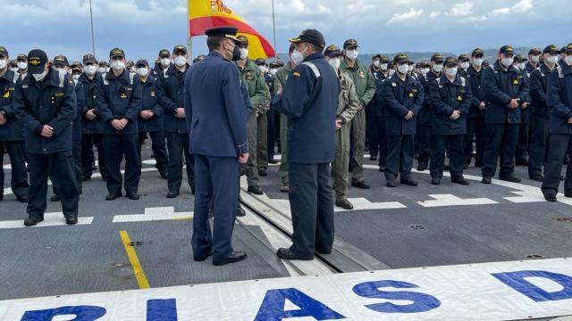 Un grupo de soldados del contingente, sobre la cubierta de la fragata Blas de Lezo.