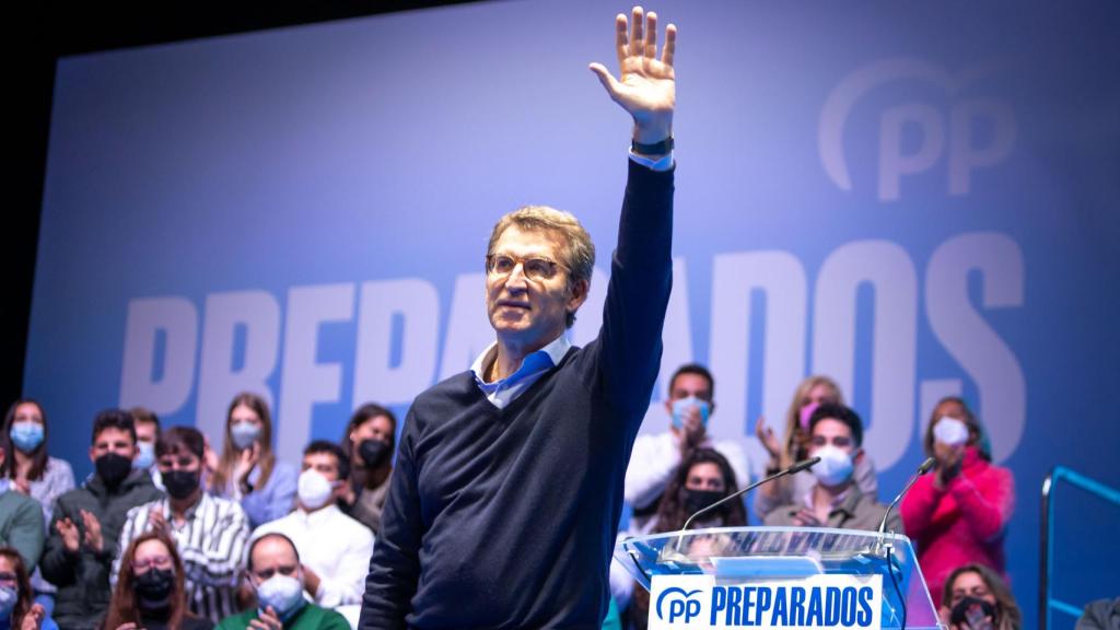 El candidato a la presidencia del Partido Popular, Alberto Núñez Feijóo, este domingo en Mérida.