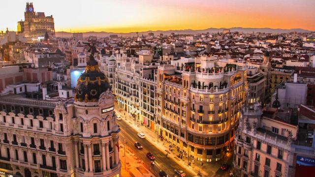 La Gran Vía madrileña con el Edificio Metrópolis en primer plano y el Edificio Telefónica al fondo.