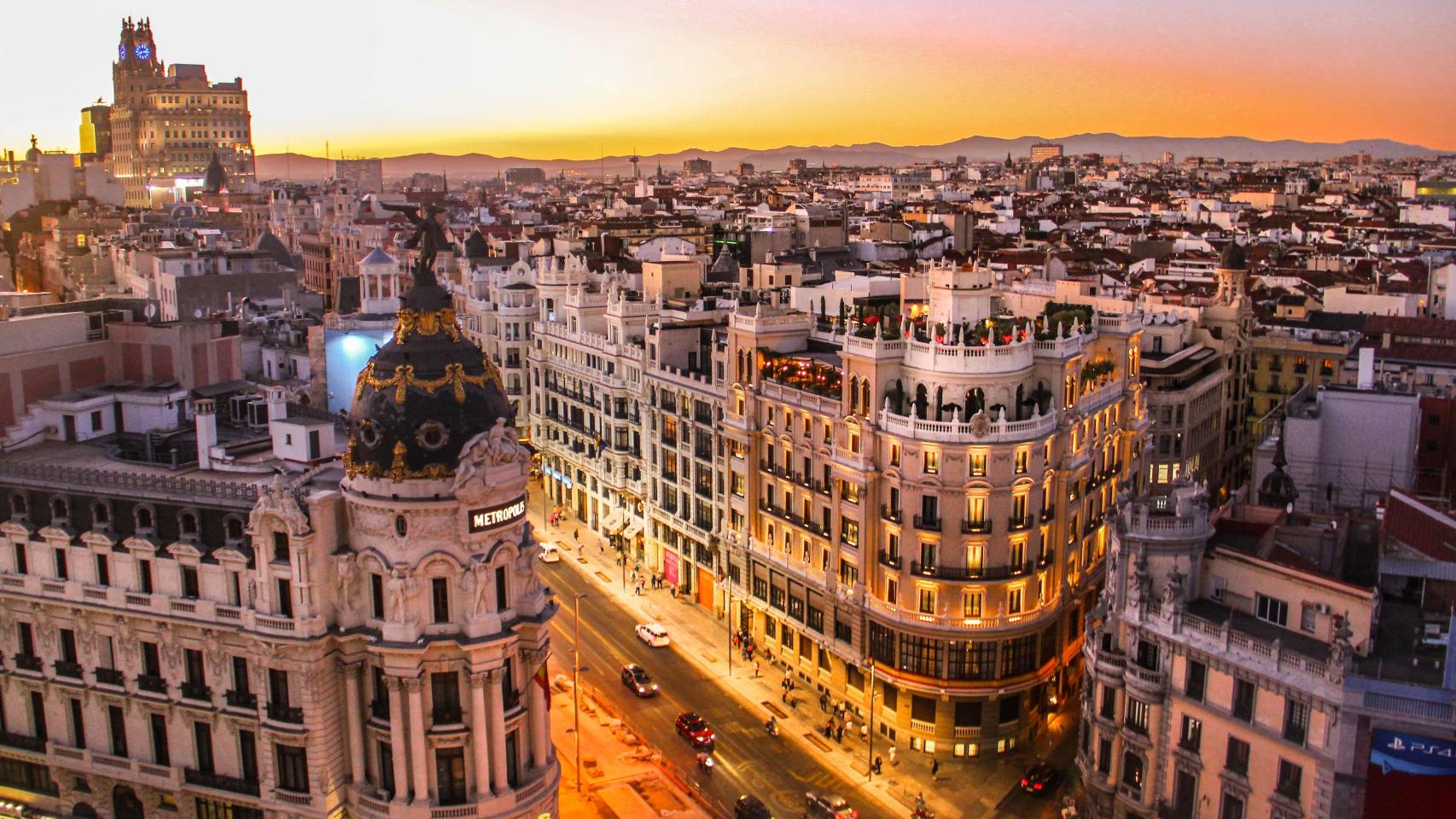 La Gran Vía madrileña con el Edificio Metrópolis en primer plano y el Edificio Telefónica al fondo.